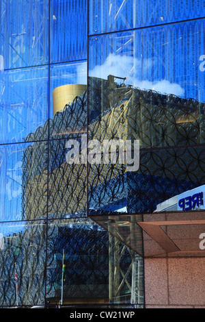 La nouvelle Bibliothèque réflexions dans le Symphony Hall de l'immeuble de la CCI, Centenary Square, Birmingham Banque D'Images