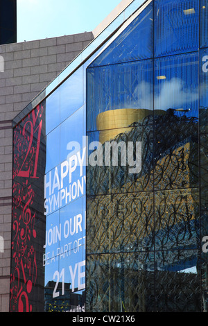 La nouvelle Bibliothèque réflexions dans le Symphony Hall de l'immeuble de la CCI, Centenary Square, Birmingham Banque D'Images