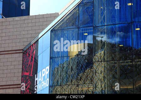 La nouvelle Bibliothèque réflexions dans le Symphony Hall de l'immeuble de la CCI, Centenary Square, Birmingham Banque D'Images