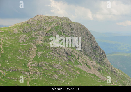 Avis de Harrison Stickle de brochets de Stickle. Langdale PIkes en été dans le Lake District Banque D'Images