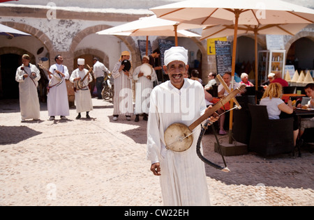 Musiciens dans un restaurant, Essaouira Maroc Sud Banque D'Images