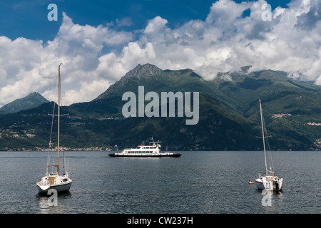 Vue sur le lac de Côme VERS MONTE DI TREMEZZO AVEC LES YACHTS ET DE PASSAGERS. Banque D'Images