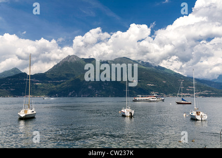 Vue sur le lac de Côme VERS MONTE DI TREMEZZO ET DE MENAGGIO Banque D'Images