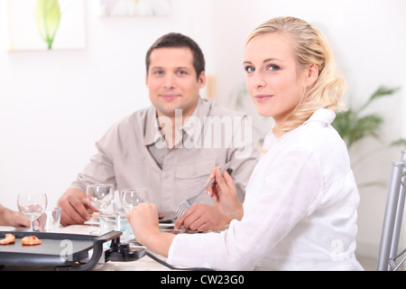 Amis, pour avoir un bon dîner de travail Banque D'Images