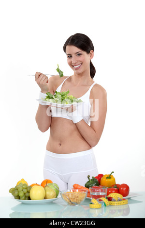 Femme une alimentation saine Banque D'Images