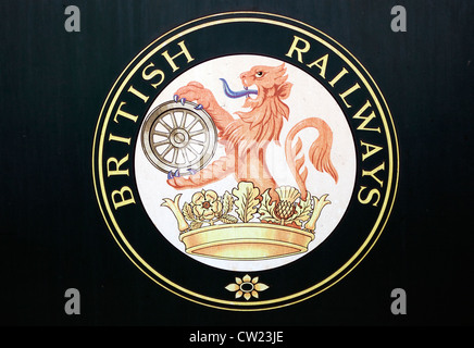 British Railways logo sur Old railway carriage, West Somerset Railway, Angleterre Banque D'Images