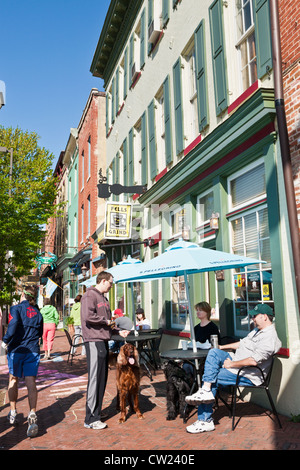 Café en plein air et les amis on Thames Street, Fells Point, Baltimore, Maryland Banque D'Images