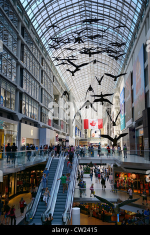 Shopping à plusieurs niveaux avec puits et des Bernaches du Canada l'art à l'Eaton Centre, au centre-ville de Toronto Banque D'Images