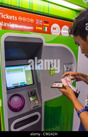 Paris, France, jeune homme l'achat des billets de métro, métro La station de métro au distributeur automatique Banque D'Images