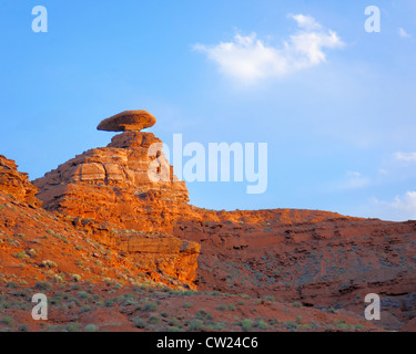 Un équilibre précaire hat red rock formation sous forme de ciel bleu avec le cloud Banque D'Images