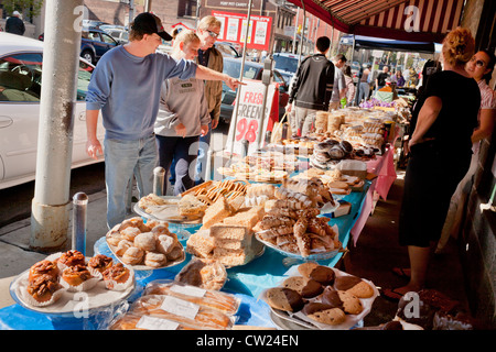 Les produits de boulangerie à vendre, samedi sur le Strip District, Penn Avenue, Pittsburgh, Pennsylvanie Banque D'Images