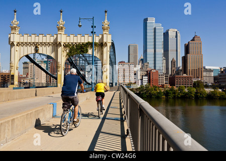 Les motards traversant le pont Smithfield Street au-dessus de la rivière Monongahela, Pittsburgh, Pennsylvanie Banque D'Images