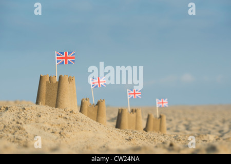 Drapeaux Union Jack dans des châteaux de sable sur une plage. Wells next the sea. Norfolk, Angleterre Banque D'Images