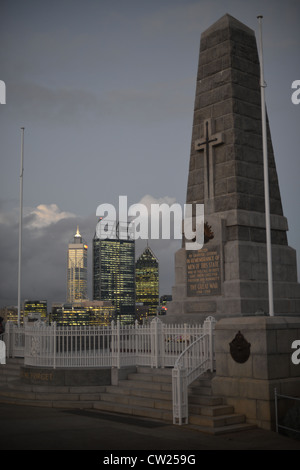 Monument de la guerre de l'État à Kings Park, Perth, Australie occidentale. Skyline en arrière-plan, comme le crépuscule approche. Banque D'Images