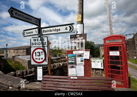 Panneau de signalisation et de désordre, signes de pont faible, beaucoup de panneaux à Gayle, Bainbridge, Wensleydale, North Yorkshire Dales National Park, Hawes, Royaume-Uni Banque D'Images