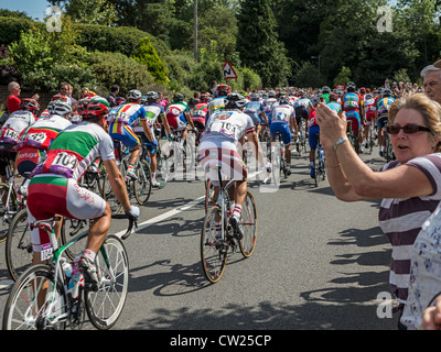 Les cyclistes de la London 2012 course sur route pour hommes traverser le village de Gomshall peu avant d'entrer dans l'arène. boxhill Banque D'Images