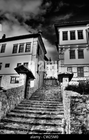 Maison traditionnelle en pierre dans la ville de Kastoria, Grèce (Epire) sur le noir et blanc Banque D'Images