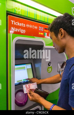 Paris, France,jeune homme l'achat des billets de métro, métro La station de métro au distributeur automatique Banque D'Images