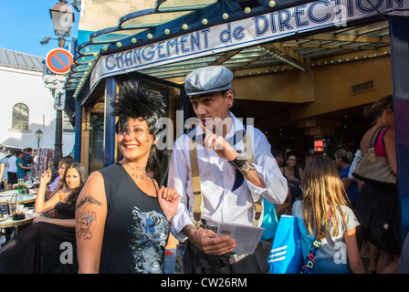 Paris, France, femme en costume de Bachlerette Party posant avec le café Bistro Restaurant français, serveur français d'époque Montmartre, extérieur Banque D'Images