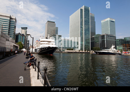 Mme Caledonian Sky amarré à Canary Wharf pour des activités d'accueil au cours de l'Jeux olympiques d'été de 2012 à Londres. Banque D'Images