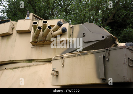 Tubes de mortier sur la tourelle d'un Vickers Mk 11 Viper véhicule de patrouille. Banque D'Images