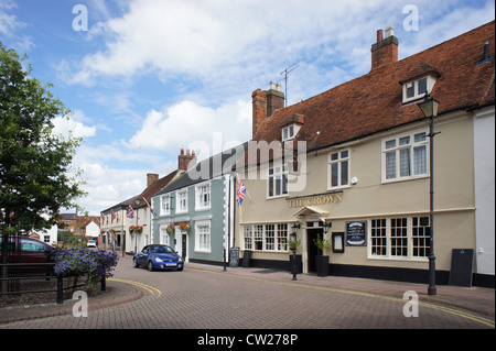 La place du marché, avec le Stony Stratford Inn Crown historique dans l'avant-plan Banque D'Images