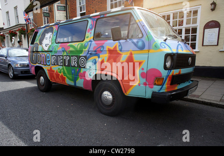 Vw Camper Van, peint dans des couleurs vives, la publicité fait Retro, un vintage shop à Stony Stratford Banque D'Images