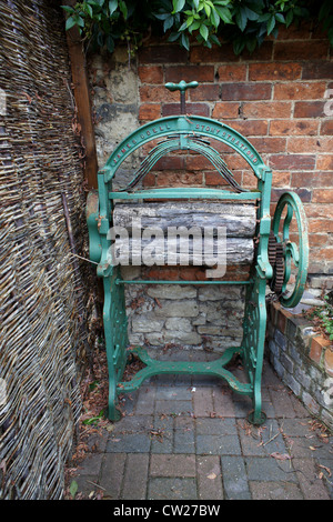Old fashioned mangle caché dans un centre commercial dans la région de Stony Stratford. Banque D'Images