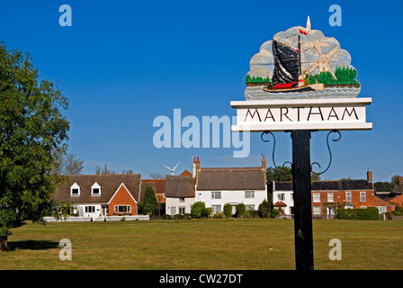 Le Village Green à Martham à Norfolk, avec ses chaumières et panneau du village. Banque D'Images