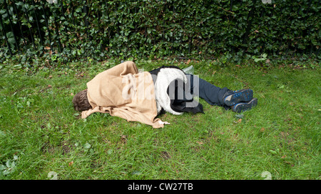 Un homme de la rue sur le terrain dans le park Cardiff Wales UK Banque D'Images