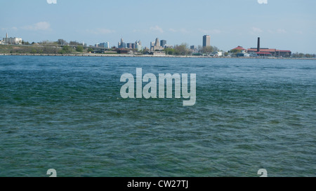 Une vue de la skyline de Buffalo de Fort Erie où les eaux du lac Érié dans la rivière Niagara, Ontario, Canada Banque D'Images