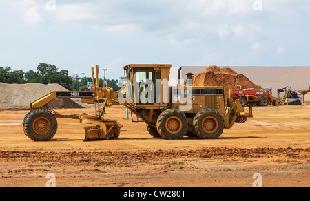 Niveleuse caterpillar 140H et d'autres équipement de terrassement sur mall construction site Banque D'Images