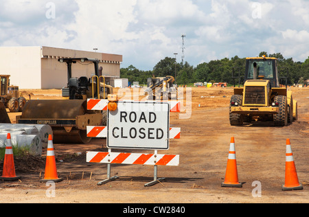 Route fermée en raison de la construction de routes, travaux divers pour la machinerie industrielle Banque D'Images