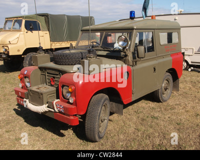 Véhicule Land Rover utilisé par la 2e unité d'élimination des bombes de la 2e Force aérienne tactique (2 TAF) de la Royal Air Force, équipé pour la manipulation et l'élimination des munitions non explosées (UXO) en temps de guerre. Banque D'Images