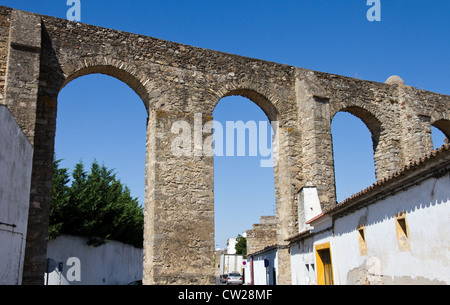 Água de Prata (aqueduc aqueduc d'eau argentée)(1531-1537) dans la ville, Evora, Alentejo, Portugal Banque D'Images