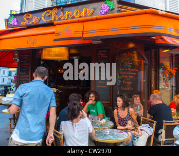 Paris, France, Groupe Français, femmes partageant des boissons dans le quartier des Abesses Montmartre, serveur du Bistro Restaurant 'le Chinon', quartiers, vacances d'été, quartier Paris Café Paris Banque D'Images