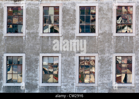 Ancien bâtiment industriel de Windows Banque D'Images