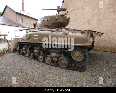 Un char Sherman M4 exposé à Diekirch, Luxembourg. Ce char de fabrication américaine a été un atout clé pendant la seconde Guerre mondiale, connu pour sa polyvalence et son efficacité dans le combat sur divers terrains. Banque D'Images