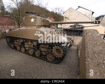 Le Sherman M4, un char américain renommé de la seconde Guerre mondiale, est exposé à Diekirch, Luxembourg. Largement utilisé pendant la seconde Guerre mondiale, le M4 Sherman était un atout clé pour les forces alliées, fournissant un appui-feu, une protection blindée et une mobilité sur le champ de bataille pendant le conflit. Banque D'Images