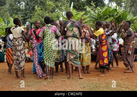 La scène de danse tribal filles Kikuyu, Karatina, Kenya Banque D'Images