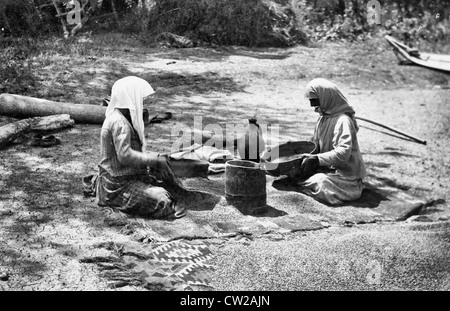 Deux femmes le vannage du grain, Caucase, Géorgie (République), vers 1890 Banque D'Images