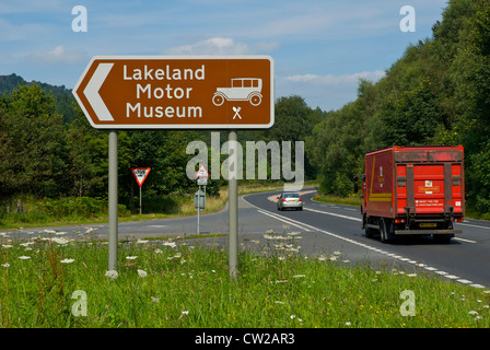 Signe sur l'A590, de diriger les automobilistes à l'Lakeland Motor Museum, à Backbarrow, South Lakeland, Cumbria, Angleterre, Royaume-Uni Banque D'Images