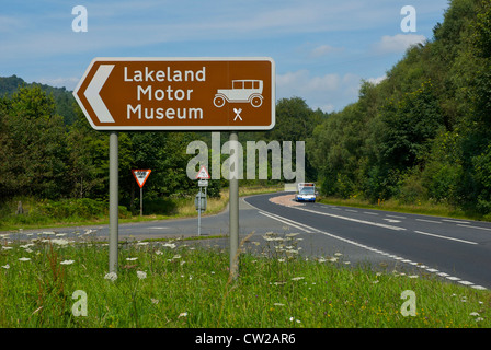 Signe sur l'A590, de diriger les automobilistes à l'Lakeland Motor Museum, à Backbarrow, South Lakeland, Cumbria, Angleterre, Royaume-Uni Banque D'Images