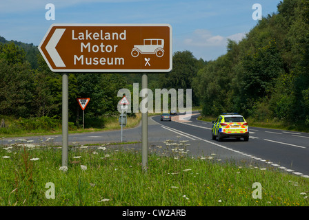 Signe sur l'A590, de diriger les automobilistes à l'Lakeland Motor Museum, à Backbarrow, South Lakeland, Cumbria, Angleterre, Royaume-Uni Banque D'Images