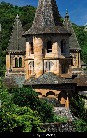 France : vue arrière de l'abbatiale Sainte-Foy de Conques Banque D'Images