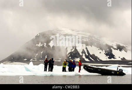 Les gens qui marchent sur la glace de mer Svalbard Norvège Scandinavie Cercle Arctique Banque D'Images