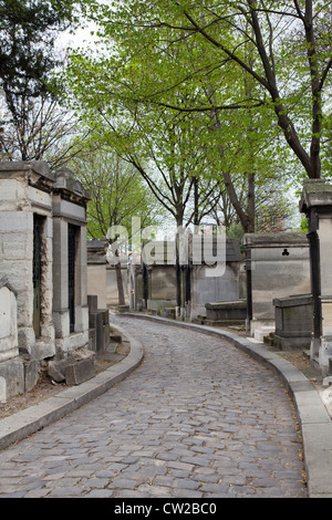 Route pavées par Pere Lachaise, Paris, France Banque D'Images