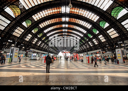 La gare centrale de Milan (aka Milano Centrale) vue de l'intérieur en Italie. Banque D'Images