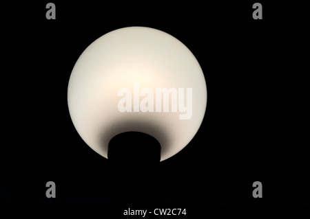 Lanterne blanc sphérique sur le fond noir. Banque D'Images