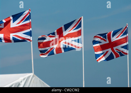 3 Trois drapeaux Union Jack Against A Blue Sky Banque D'Images
